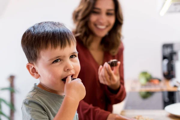 Ibu Dan Anak Membuat Kue Kacang Cokelat Untuk Karantina Tinggallah — Stok Foto