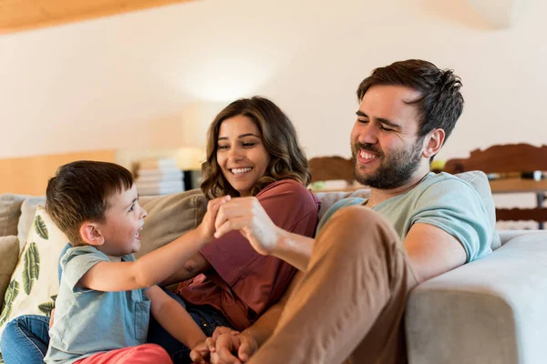 Familia Jugando Casa Pareja Feliz Niño Pequeño — Foto de Stock