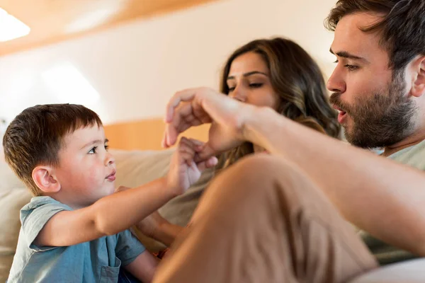 Famille Jouant Maison Couple Heureux Petit Garçon — Photo