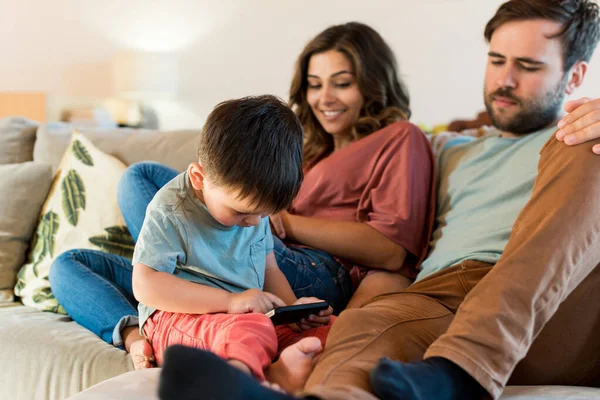 Familia Jugando Casa Pareja Feliz Niño Pequeño Con Teléfono Inteligente — Foto de Stock