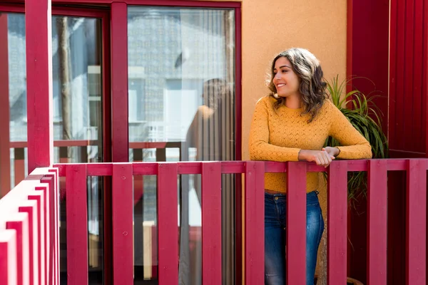 Bella Donna Godersi Sole Sul Balcone Durante Quarantena — Foto Stock