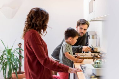 Aile evde fıstık çikolatalı kurabiye hazırlıyor ve yiyor.