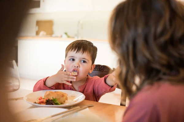 Jonge Familie Met Een Klein Kind Samen Voor Lunch — Stockfoto