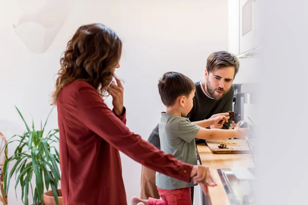 Familie Bereitet Und Isst Erdnuss Schokoladenkekse Hause — Stockfoto