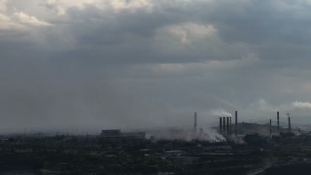 Дымящиеся облака времени на электростанции — стоковое видео