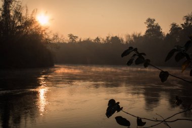 Sunrise, sabah ışık yansıtan yüzey Nehri.