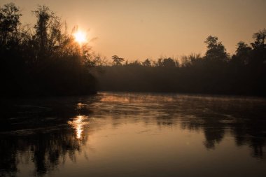 Sunrise, sabah ışık yansıtan yüzey Nehri.