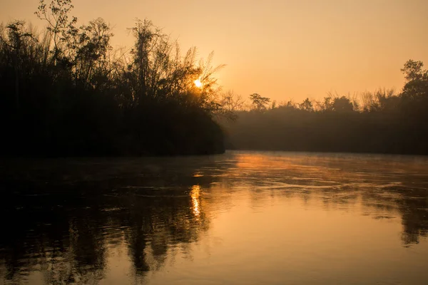 Sonnenaufgang, Morgenlicht, das die Oberfläche des Flusses reflektiert. — Stockfoto