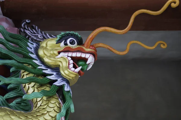 Statue dragon colorée — Photo