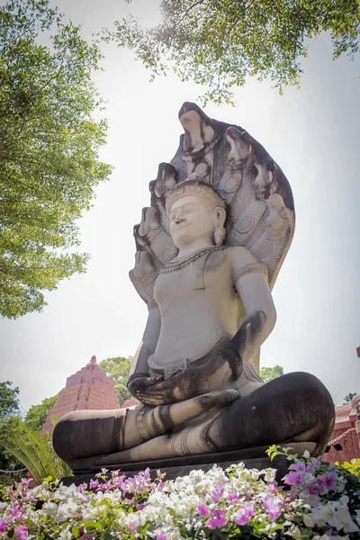 Il Buddha dentro la grotta . — Foto Stock