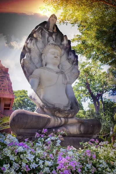 Buddha inne i grottan. — Stockfoto