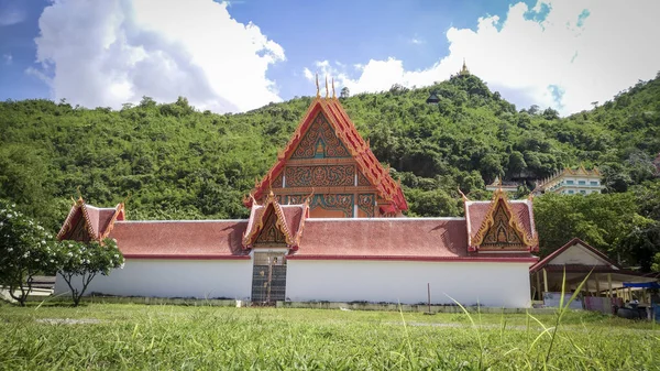 Templo Está Situado Frente Las Montañas Cielo Telón Fondo — Foto de Stock