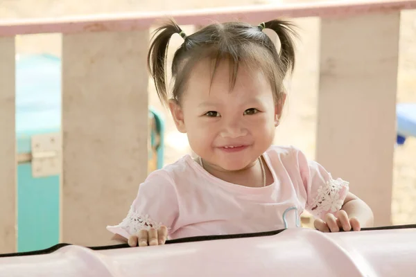 Πρόσωπο Του Ένα Μικρό Παιδί Είναι Χαμογελώντας Ευτυχώς — Φωτογραφία Αρχείου