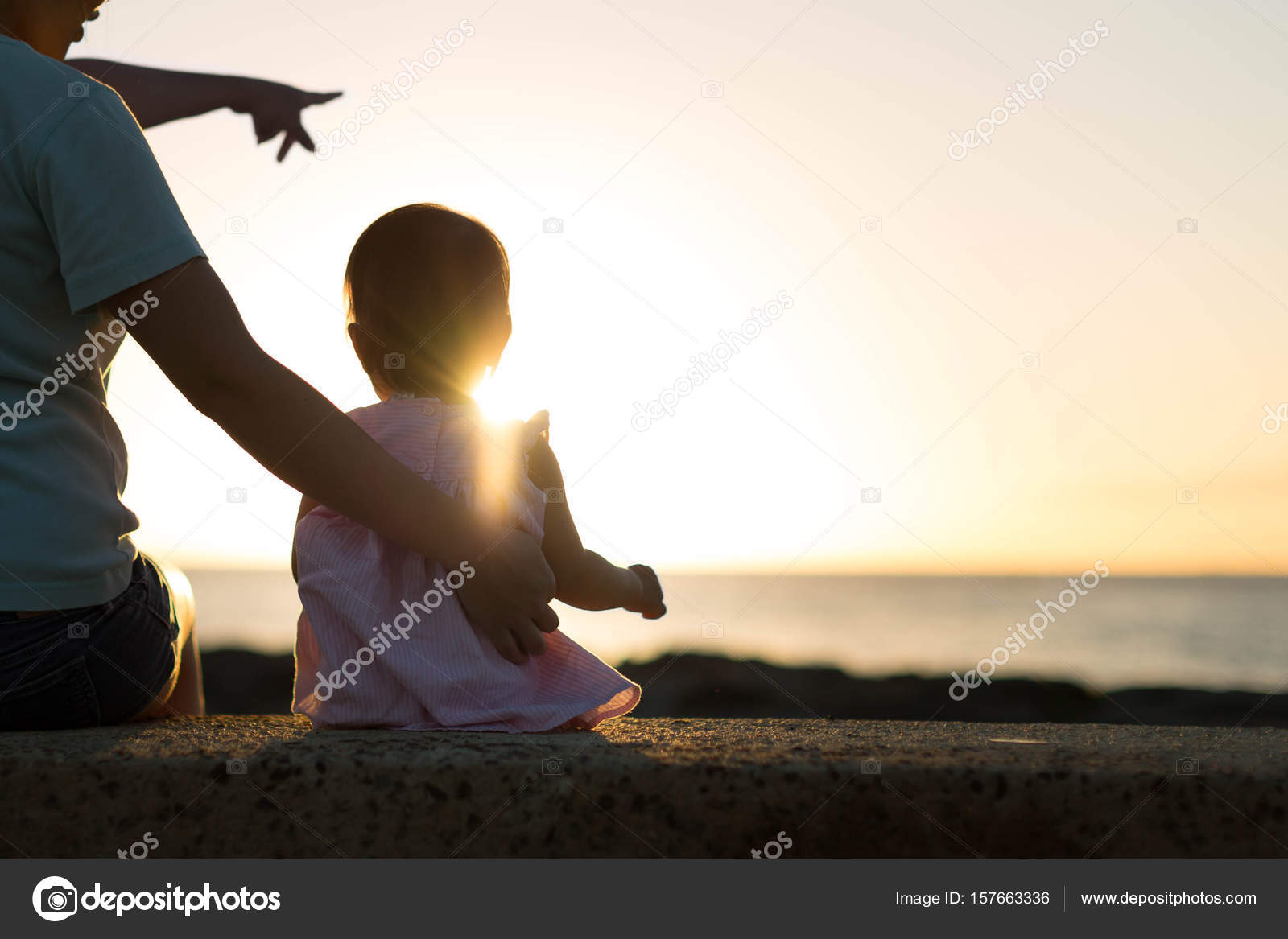 Mère Et Enfant Assis Sur La Plage Le Magnifique Coucher Du