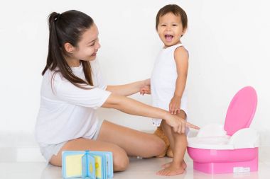 Anne başarıyla öğretir çocuk lazımlık eğitimi