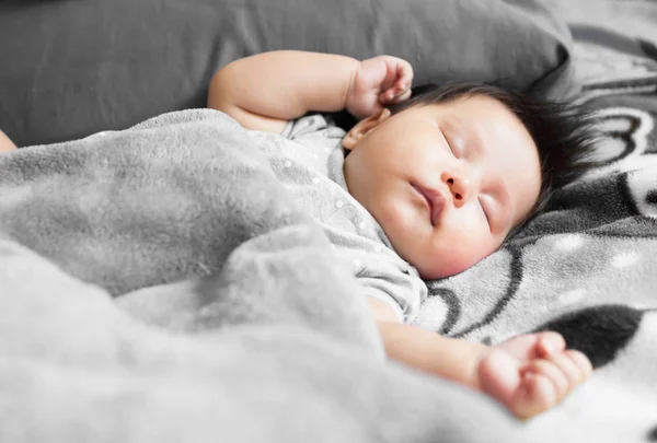 Adorável bebê dormindo pacificamente — Fotografia de Stock