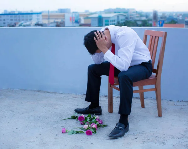 Um homem desanimado em um terno, de coração partido depois de ser rejeitado . — Fotografia de Stock