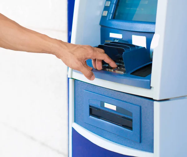 Osoba, wprowadzając numer pin niebieski bankomat. — Zdjęcie stockowe