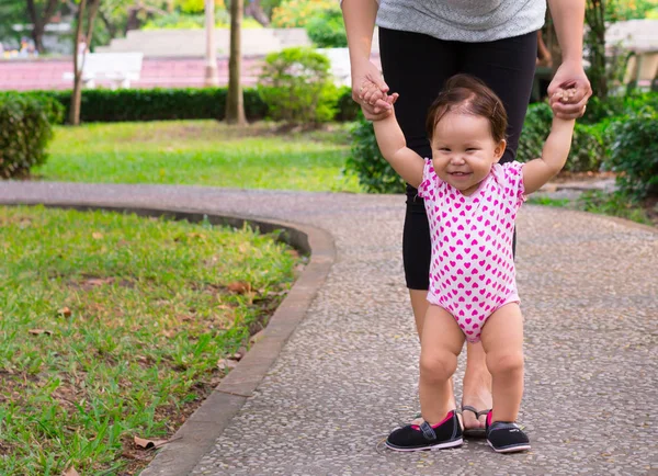 어머니 가르치는 행복 한 그녀의 젊은 딸에 그녀의 자신의 걷는 방법을 — 스톡 사진