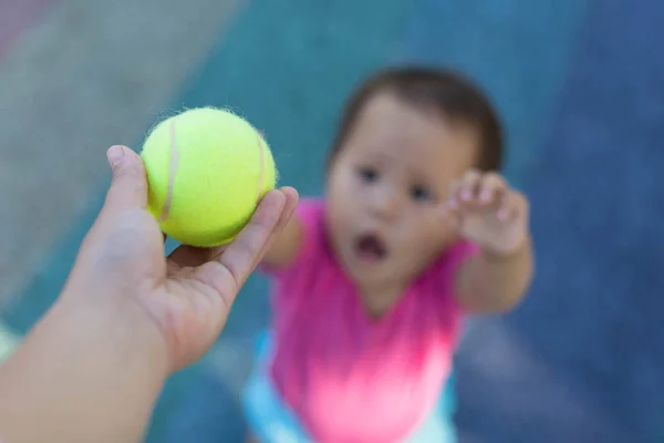 Gyermek eléri a teniszlabda, tanár — Stock Fotó