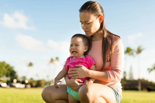 Madre consolando a su joven hija disgustada — Foto de Stock