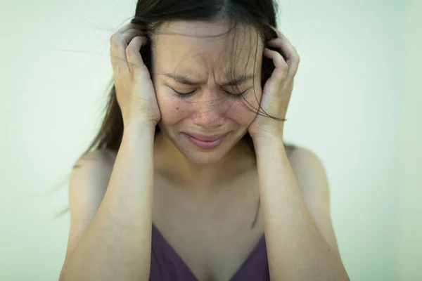 Portrait d'une femme déprimée pleurant . — Photo