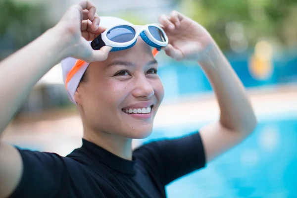 Glücklich fitte Frau beim Training im Pool. — Stockfoto