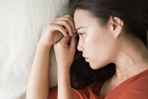 O femeie tristă deprimată întinsă în pat . — Fotografie, imagine de stoc