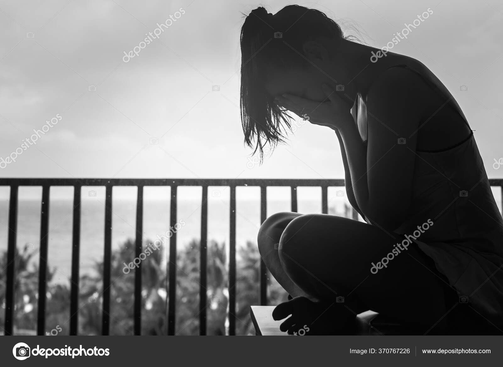 Menina triste sentada sozinha no chão