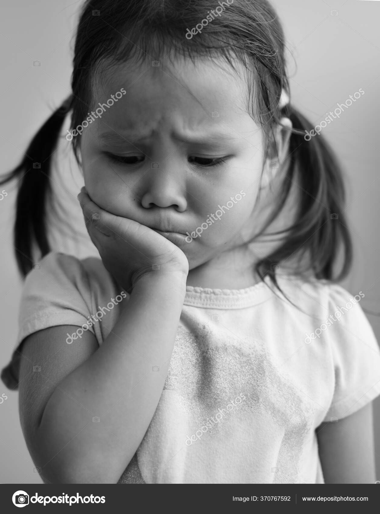 Foto de Menina Triste Foto Do Perfil e mais fotos de stock de Criança -  Criança, Tristeza, 4-5 Anos - iStock