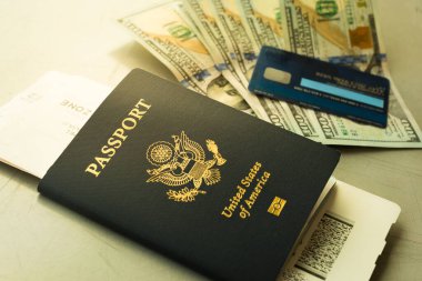 Havaalanında nakit ve kredi kartıyla ABD pasaportu..