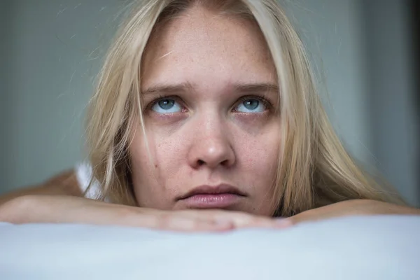 Menina Está Deitado Cama Estar Doente Entediado — Fotografia de Stock