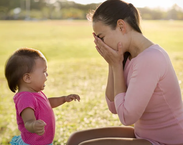 Overwhemled Bahagia Ibu Tidak Tahu Bagaimana Merawat Bayi Menangis Taman — Stok Foto