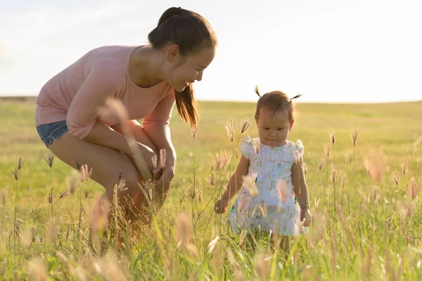 Szczęśliwe Dziecko Mama Cieszą Się Latem Spacerując Trawie — Zdjęcie stockowe