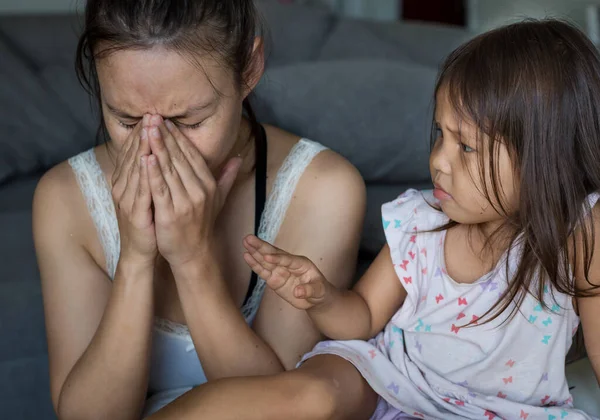 Mor Stressad Med Föräldraskap Och Hennes Dotter Försöker Trösta Henne — Stockfoto