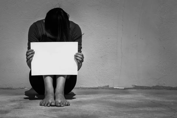 Sokakta Boş Beyaz Tabela Tutan Izole Zavallı Kadının Yakın Çekimi — Stok fotoğraf