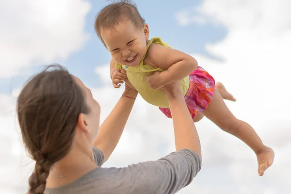 Happy Parent Soulevant Son Jeune Enfant Dans Les Airs Jouant — Photo