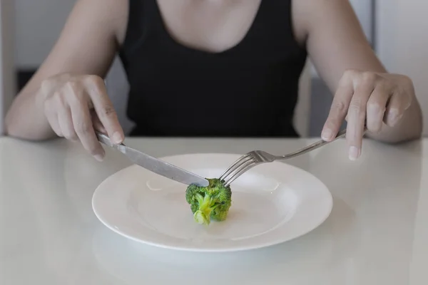 Uma Mulher Comendo Uma Pequena Porção Vegatables Dieta Baixa Caloria — Fotografia de Stock