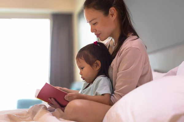 Una Madre Una Hija Disfrutando Libro Juntas Casa — Foto de Stock