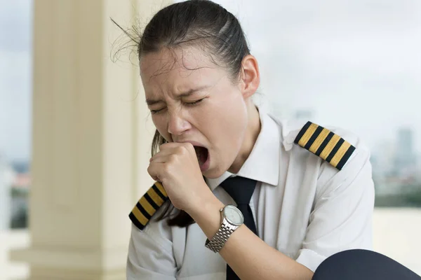 Ein Vom Stundenlangen Fliegen Ausgelaugter Berufskapitän Sitzt Flughafen Und Wartet — Stockfoto