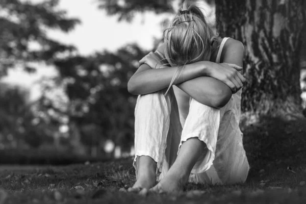 Черно Белое Фото Депрессивной Девушки Опущенной Головой Дерева — стоковое фото