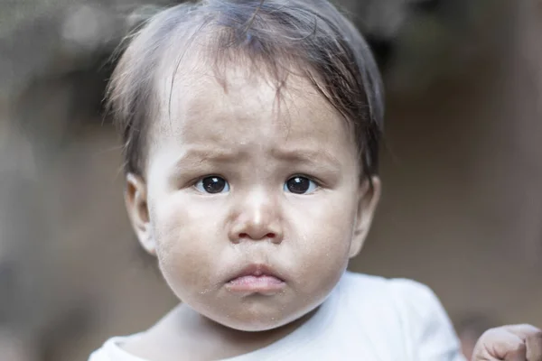 Kleines Baby Das Armut Lebt Schmutzig Und Traurig Hunger Und — Stockfoto