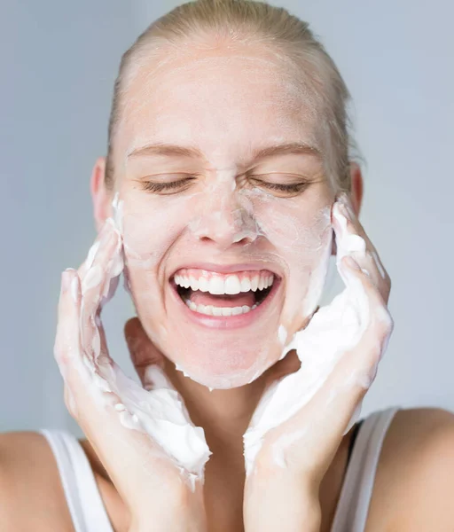Female Model Splashing Her Face Water Soap Bathroom Beauty Care — Stock Photo, Image