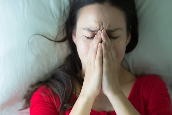 Een Vrouw Bed Die Probeert Kalmeren Van Een Slechte Stressvolle — Stockfoto