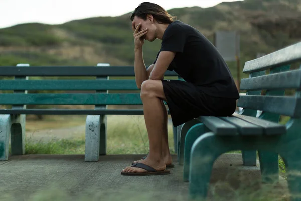 Giovane Seduto Sulla Panchina Del Parco Fuori Stressato Coprirsi Viso — Foto Stock