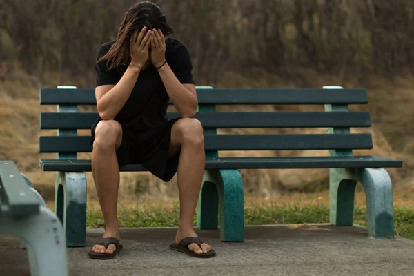 Herzgebrochener Mann Leidet Depressionen Hände Bedecken Sein Gesicht — Stockfoto