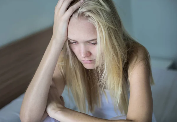 Μια Γυναίκα Μόνη Κλαίει Στο Κρεβάτι Ανησυχεί Για Δυστυχία — Φωτογραφία Αρχείου