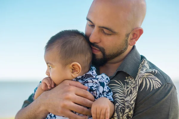 Tata Îşi Îngrijeşte Fiul Sărută Cap Lângă Ocean — Fotografie, imagine de stoc