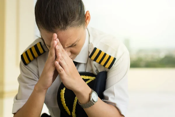 Kobieta Pilot Siedzi Lotnisku Mając Zły Dzień Zaniepokojony Cierpiący Powodu — Zdjęcie stockowe