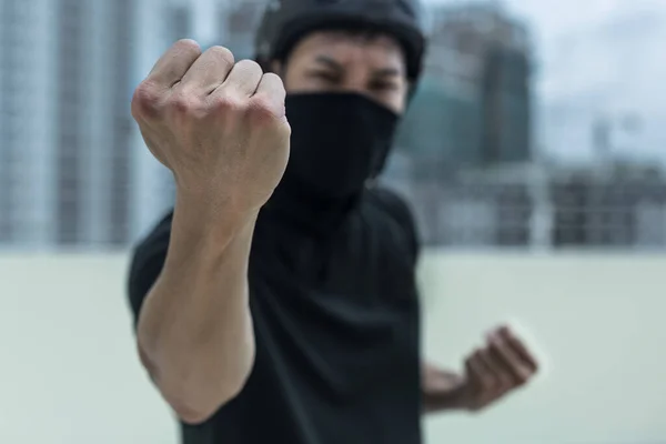 Ein Eine Maske Gehüllter Demonstrant Steht Wütend Mit Der Faust — Stockfoto